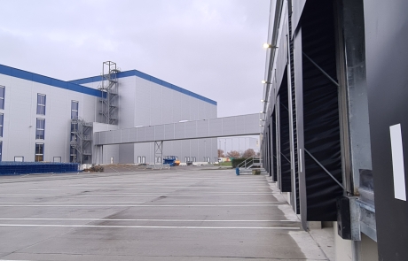 Tiefkühllager Zarrentin mit Brücke zum Trockensortimentslager
