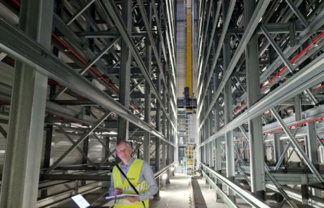 Kai Semrau im Hochregallager Kronospan