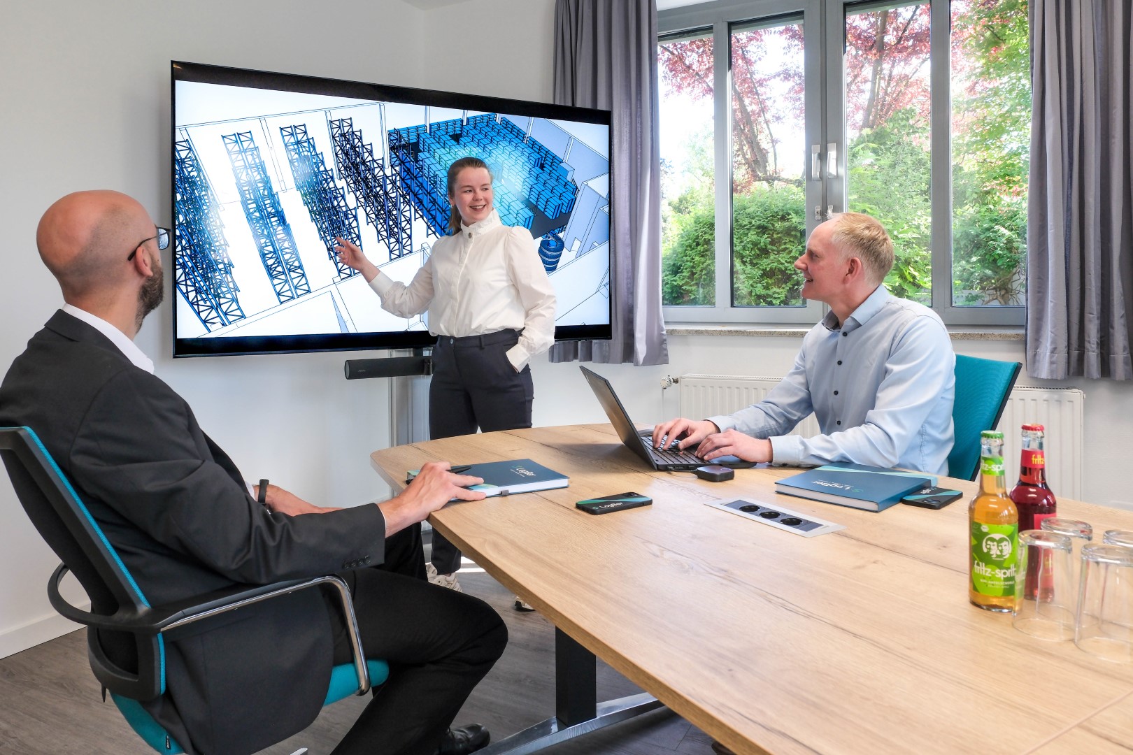 Anneke Weygandt, Henrik Bade und Dr. Kai Semrau bei der Besprechung eines Bauprojektes